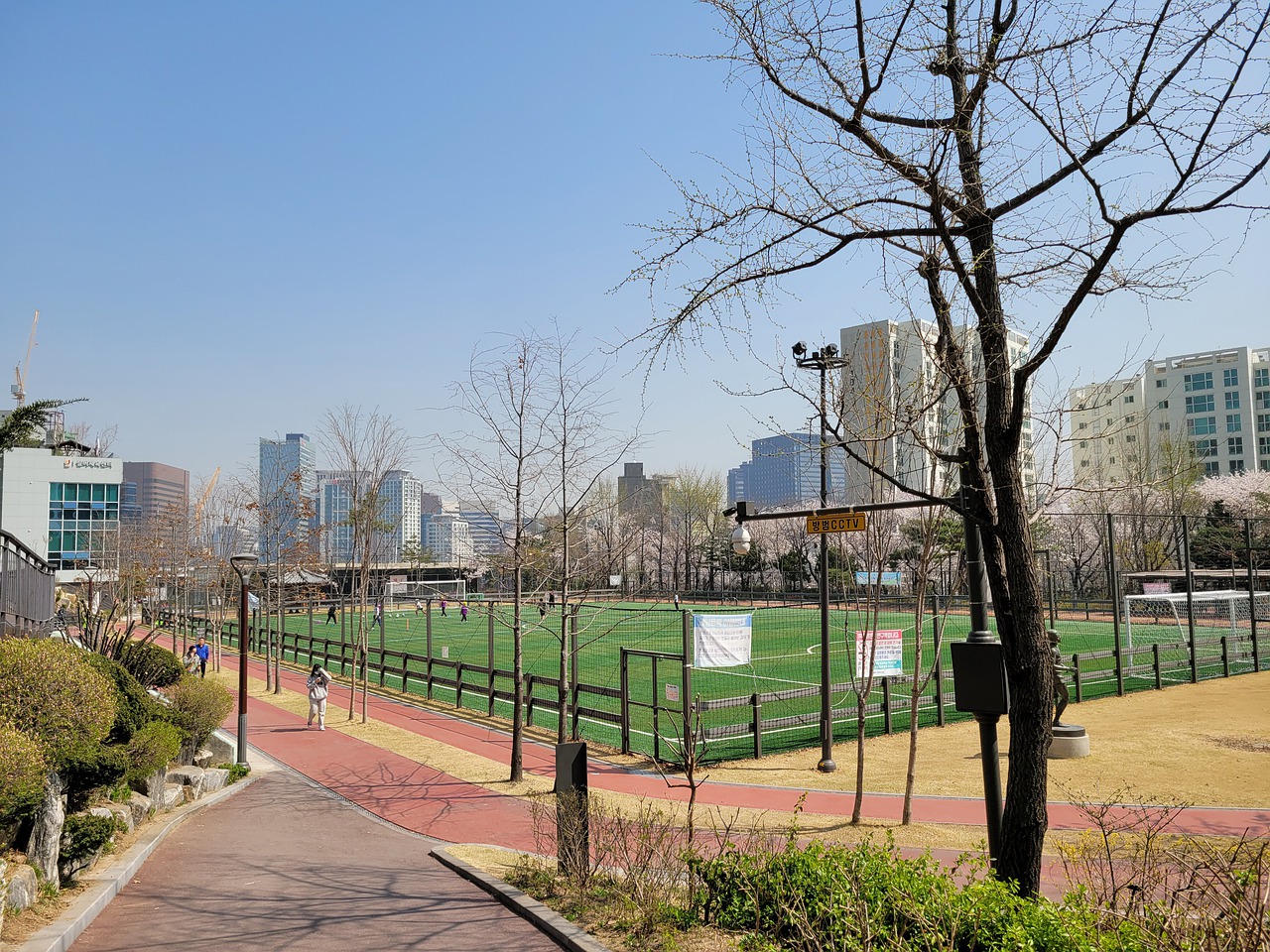 既展现了他
