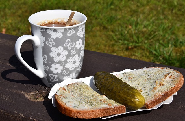 被曝与关晓彤分手后，鹿晗首露面疑喝醉痛哭，邓超陪他喝酒安慰.